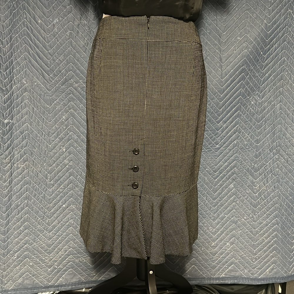 Carlisle collection straight skirt in black/white woven tweed fabric size 6